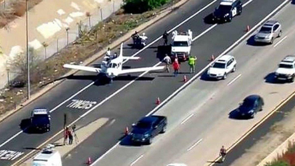 Una avioneta aterriza de emergencia en una autopista de California llena de coches, el 19 de octubre del 2018