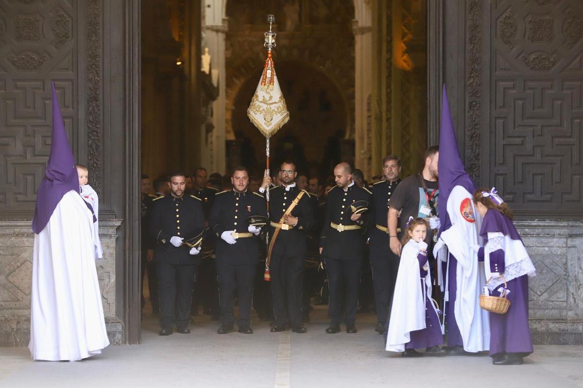 La Hermandad de la Agonía sale de la Mezquita-Catedral