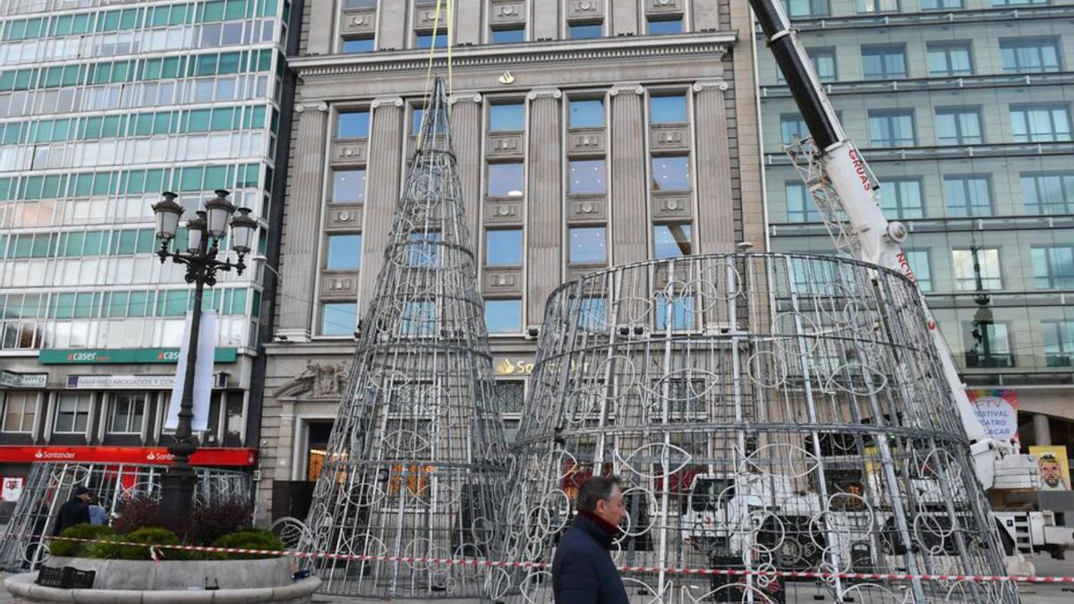 Instalación del árbol de Navidad del Obelisco hace unos días.  | // V. E.