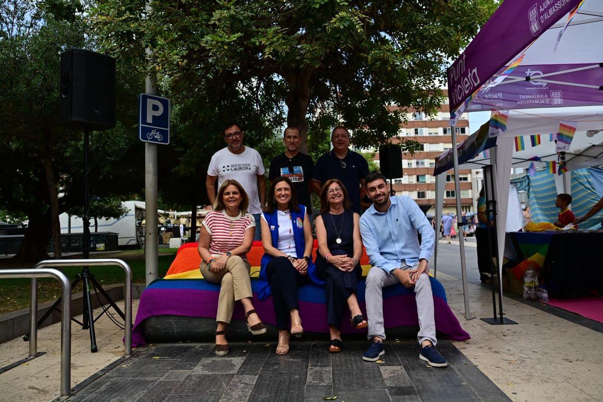 La jornada ha incluido la lectura del manifiesto institucional presidida por la alcaldesa de Almassora, María Tormo, junto a la concejala de Igualdad, Eugenia Martinavarro, y representantes de la corporación municipal.