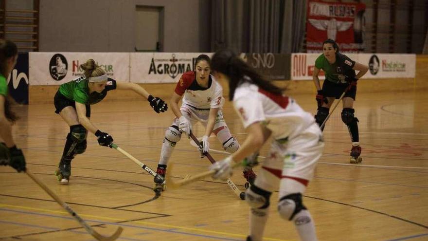 Marta González controla la bola ante la oposición de una jugadora del Bigues i Riells.