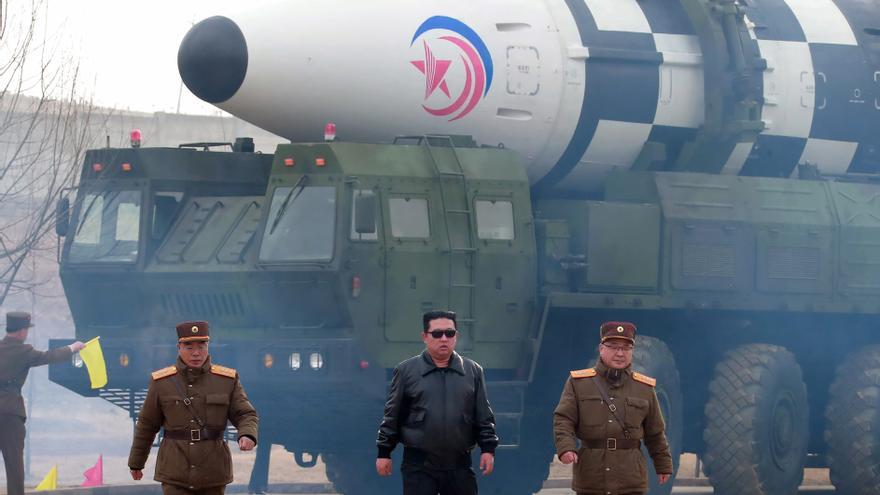 Kim Jong-un presenta, ataviado con chaqueta de cuero y gafas de sol, el nuevo misil intercontinental de Corea del Norte
