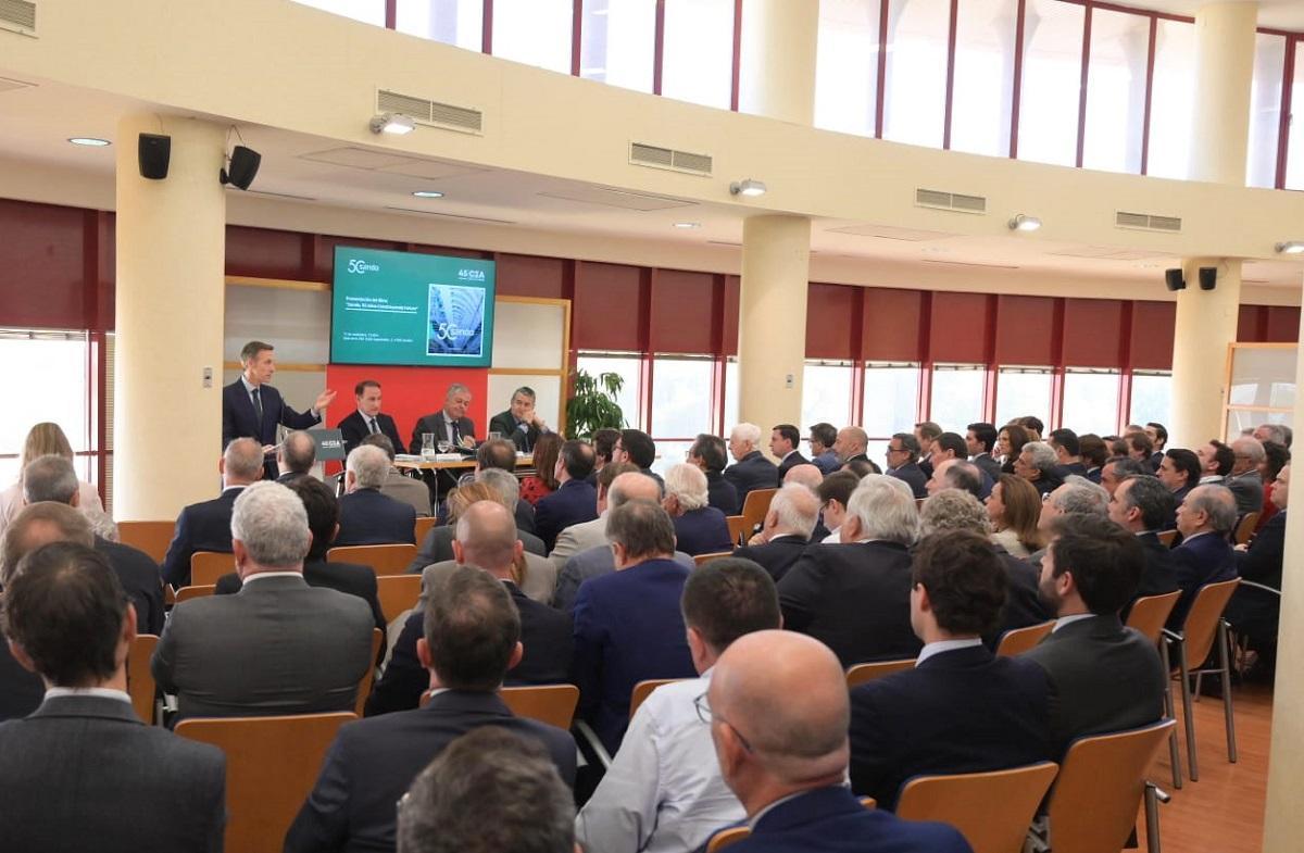 La presentación del libro de Sando por sus 50 años se ha desarrollado en la sede de CEA en Sevilla.