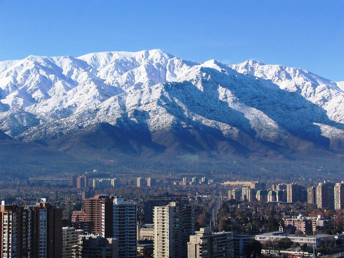 Los Andes chilenos, vistos de la capital del país, Santiago