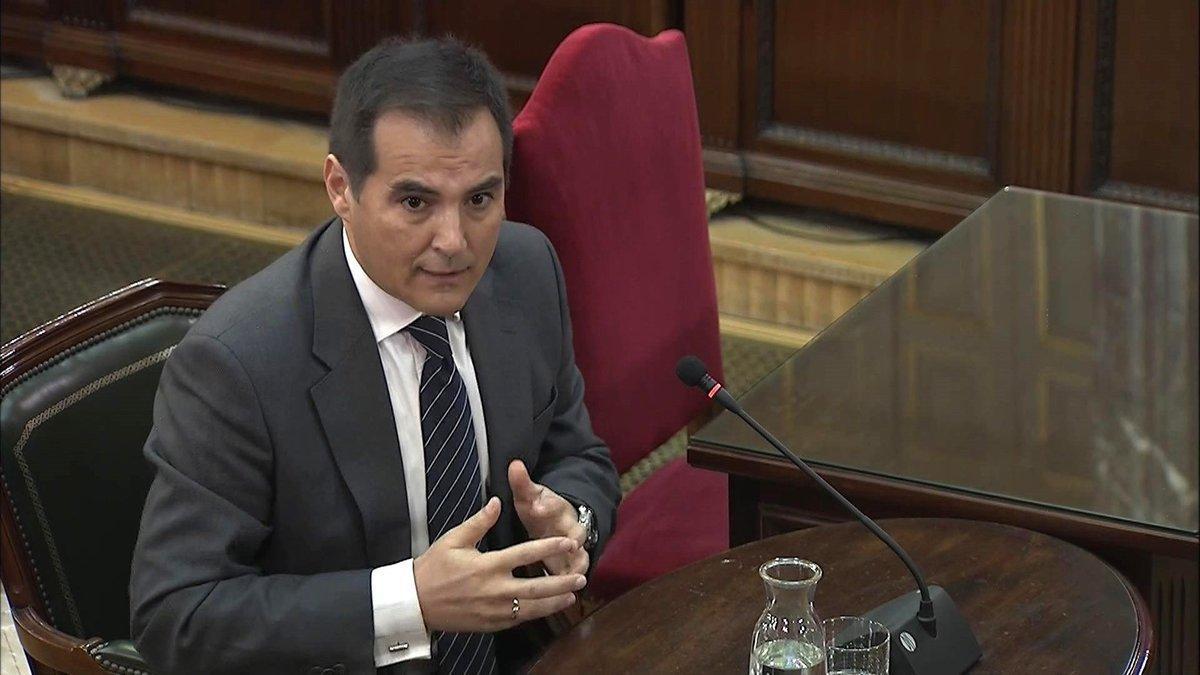 Nieto recuerda a Trapero que un &#039;mosso&#039; ayudó a huir a Puigdemont