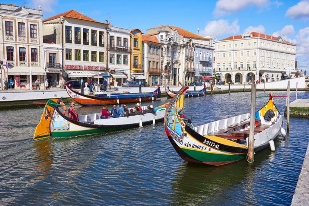 En la costa oeste de Portugal se sitúa la ciudad de Aveiro. Sus edificios coloridos y modernistas, sus canales y sus barcos son algunas de las cosas que más caracterizan a este enclave. 