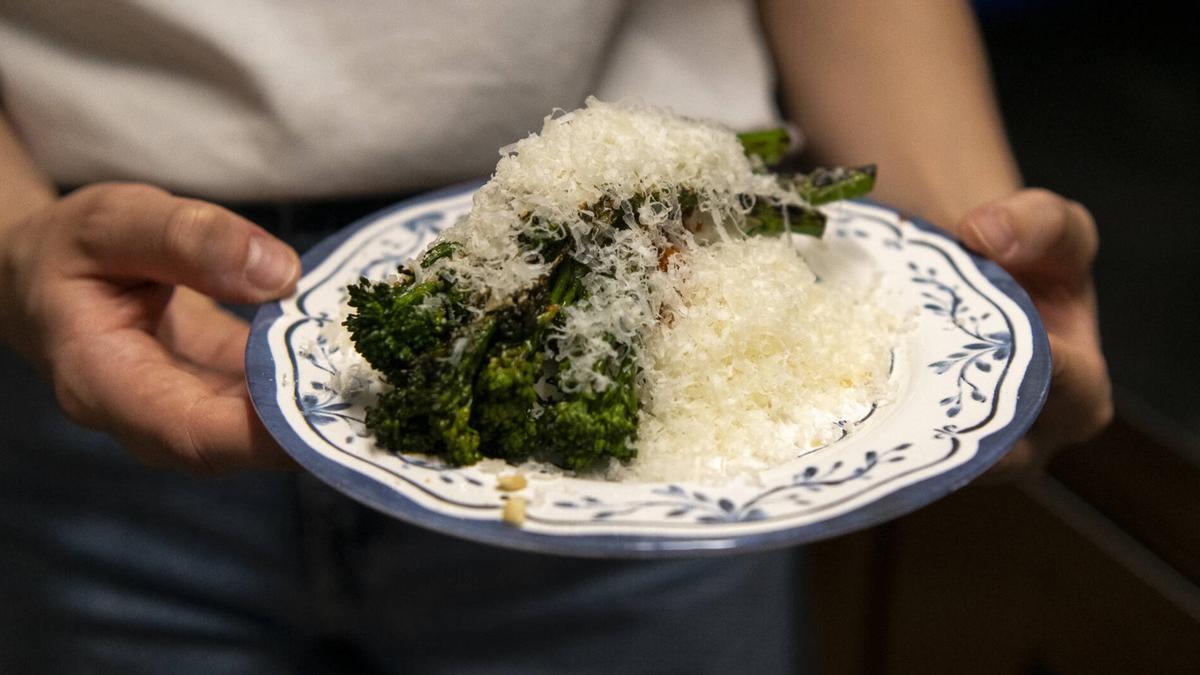 El 'bimi' a la brasa con 'labneh' casero de Cal Quiquet.