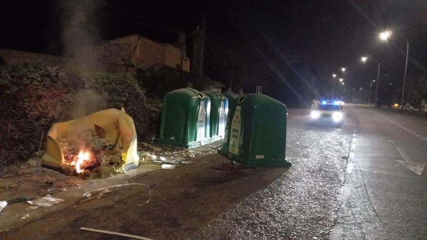 Pollença: Desconocidos queman dos contenedores por la noche