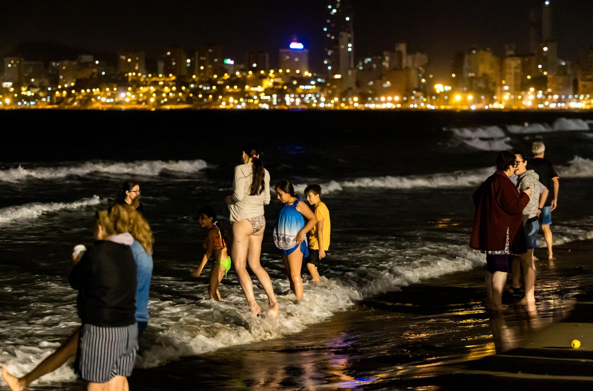 Cientos de personas festejan en las playas de Benidorm la Nit de Sant Joan