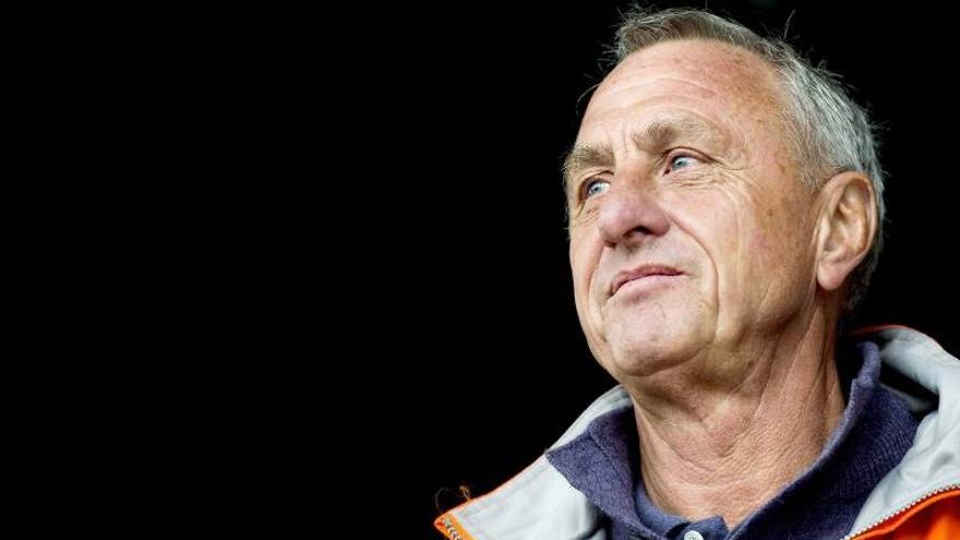 Platini condecora a Johan Cruyff
