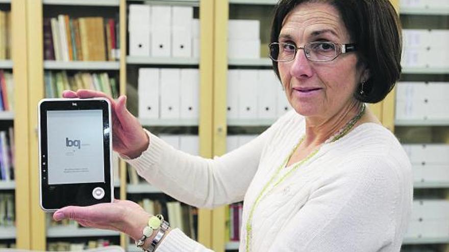 Milagros García Rodríguez, directora de la Biblioteca de Asturias, mostrando, ayer, uno de los dispositivos.