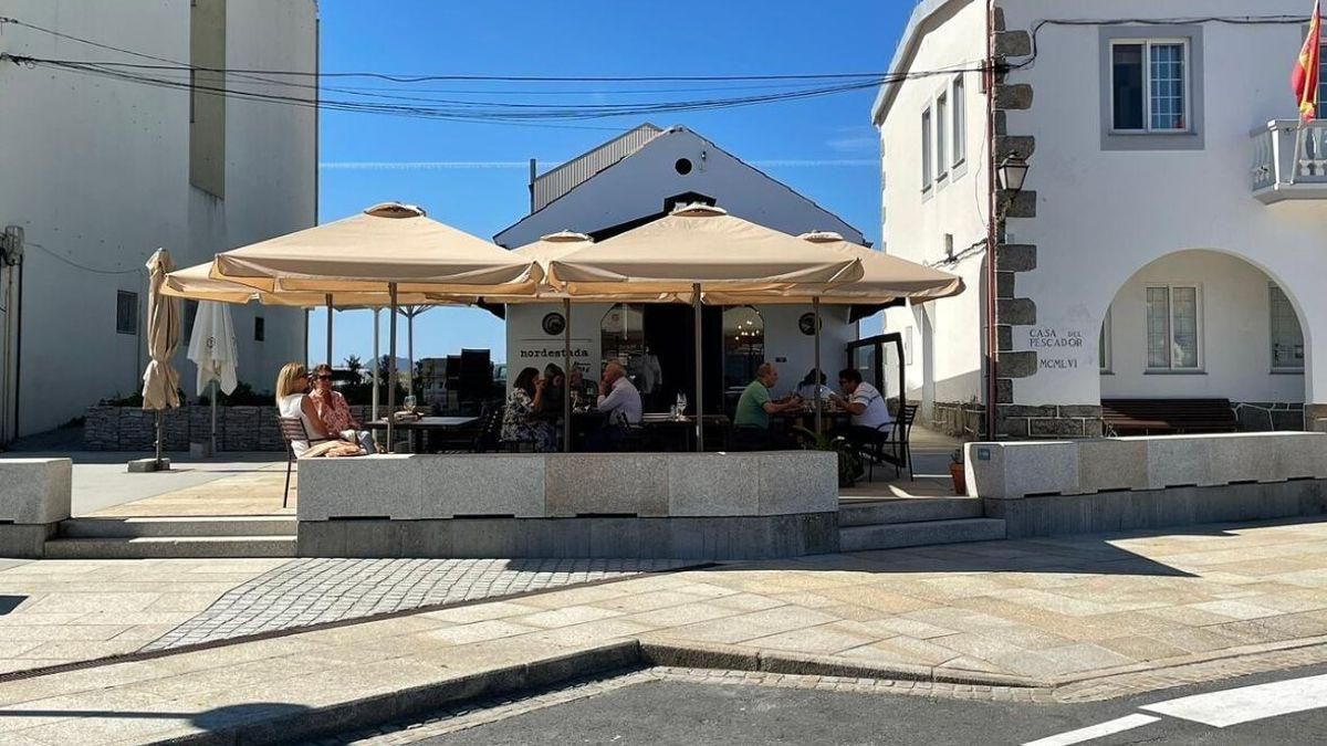 Terraza del restaurante Nordestada, en Portosín, recomendado por la Guía Michelín
