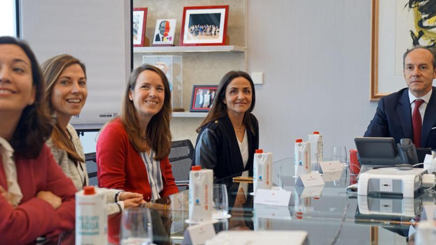 Rami Aboukhair, consejero delegado de Santander España, con algunas de las participantes en esta primera edición del programa.