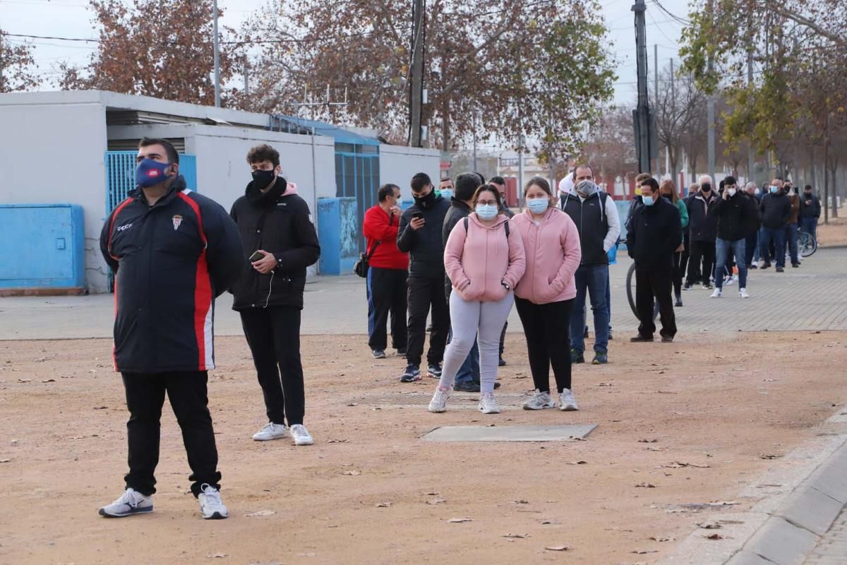 Colas en el estadio de El Arcángel para retirar las entradas del Córdoba CF-Getafe