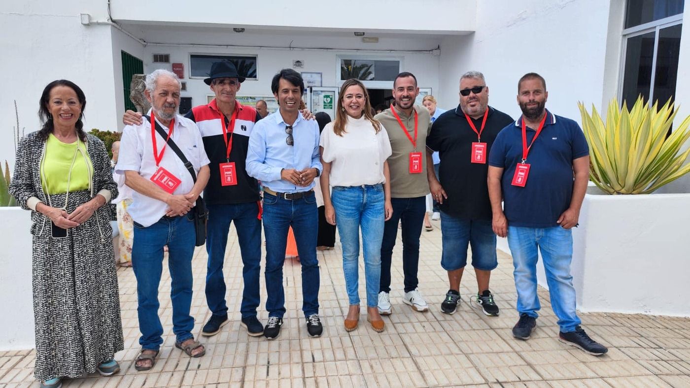 María Dolores Corujo, con el candidato del PSOE al Ayuntamiento de Teguise, Marcos Bergaz, miembros del PSOE de Teguise.jpg