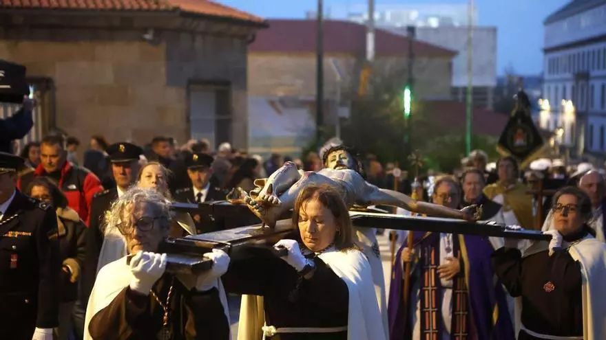 Semana Santa A Coruña: el Santísimo Cristo del Buen Consuelo desfila ante sus fieles