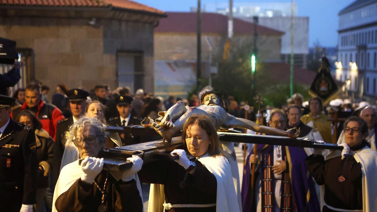 Semana Santa A Coruña: el Santísimo Cristo del Buen Consuelo desfila ante sus fieles