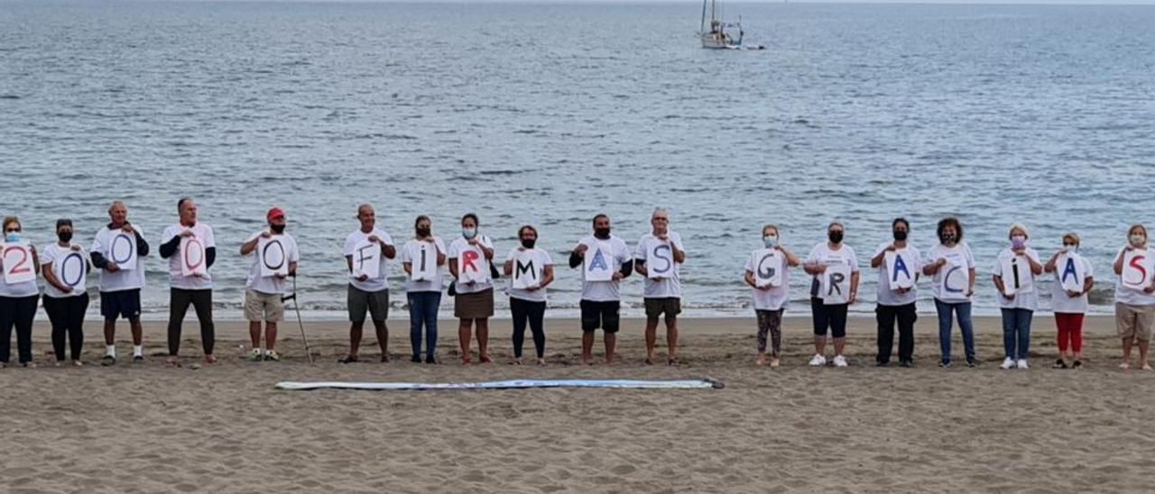 Miembros de la plataforma ‘Salvar Santa Águeda’ protestan  en la playa. | | LP/DLP