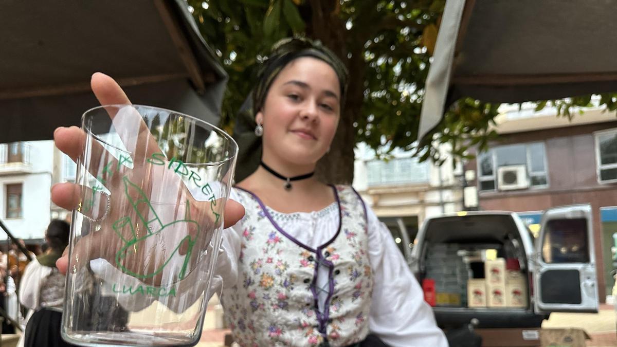 Ana Pérez, con el vaso que lució un sello conmemorativo.