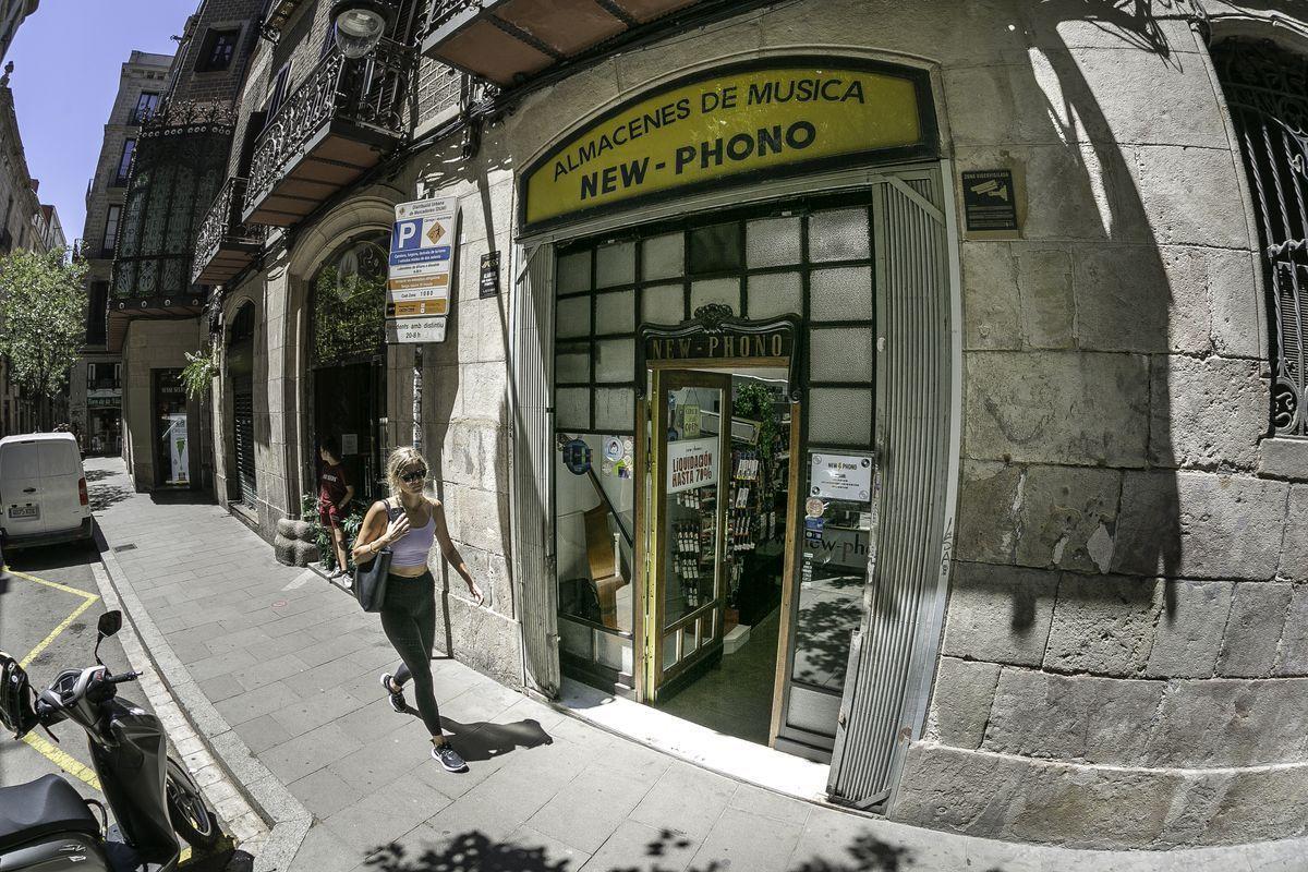 Uno de los locales de New-Phono, en liquidación estos días, antes de bajar la persiana en la calle Ample. Uno de los locales de New-Phono, en liquidación estos días, antes de bajar la persiana en la calle Ample.