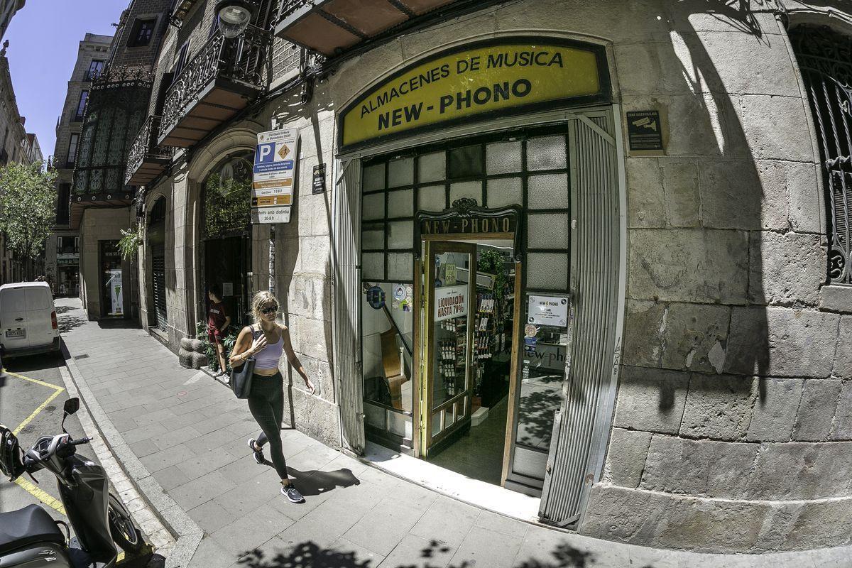 Uno de los locales de New-Phono, en liquidación estos días, antes de bajar la persiana en la calle Ample.