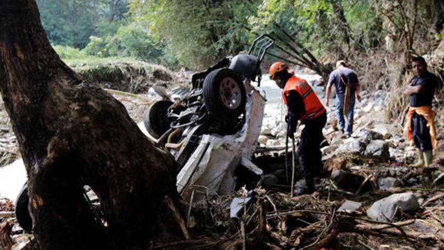 Miembros de los equipos de salvamento buscan víctimas entre los restos.