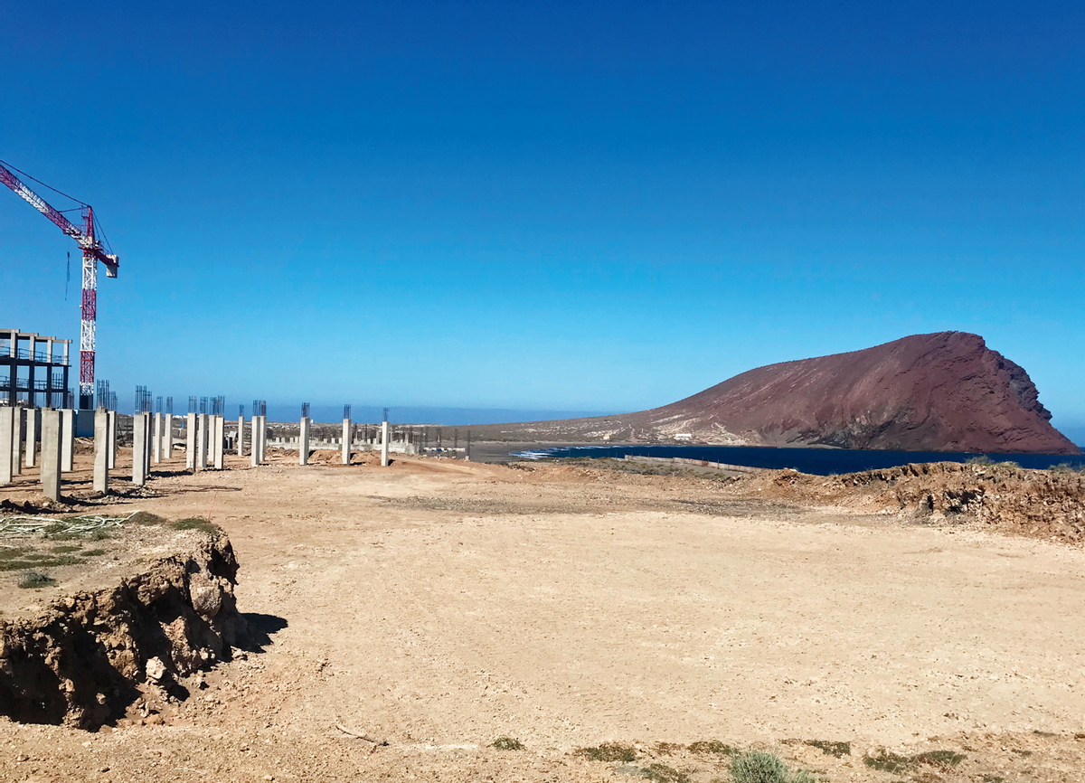 Durante la pandemia, una constructora gallega levantó el esqueleto de un hotel en la icónica playa de La Tejita (Tenerife).