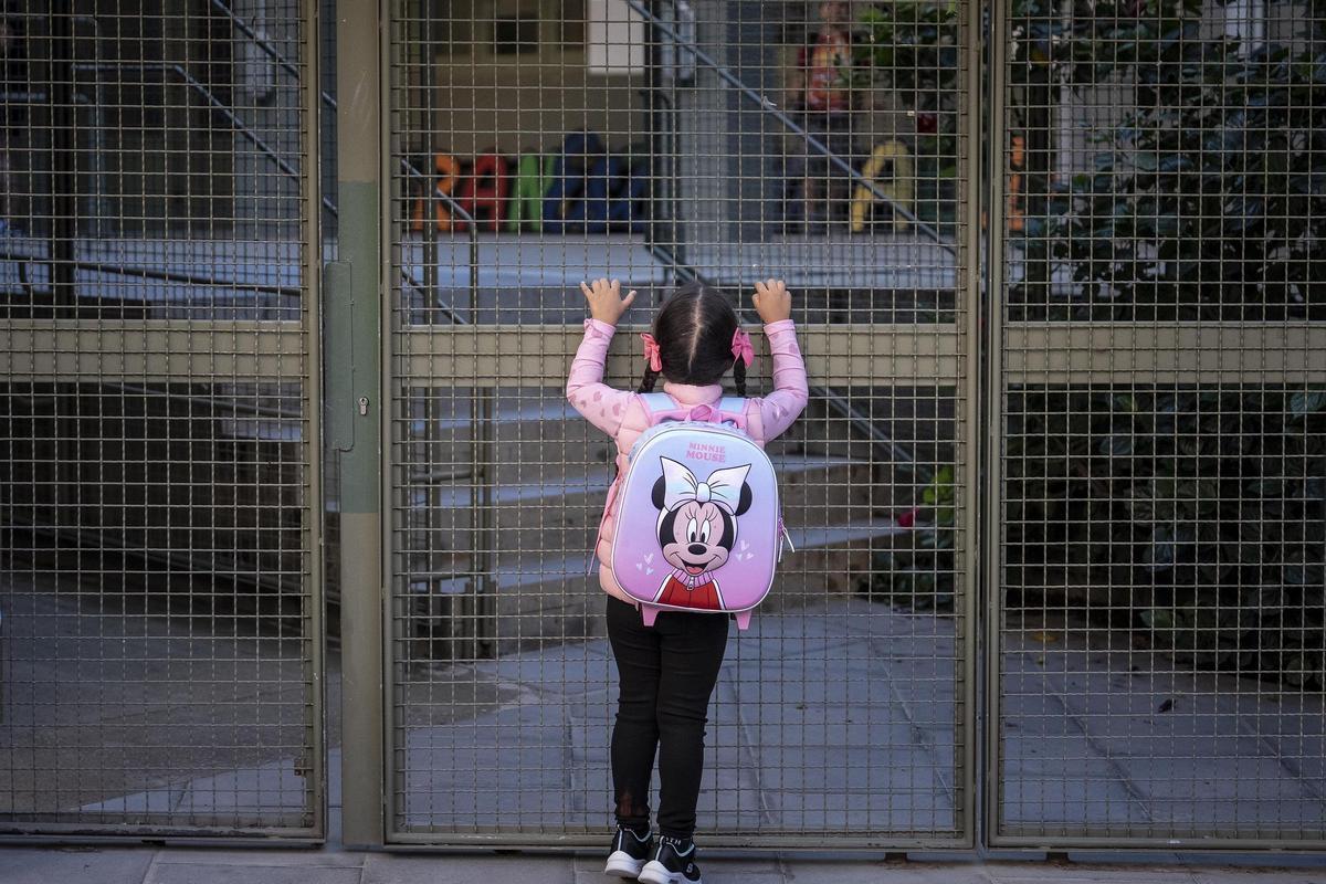 Una alumna, a las puertas de su escuela, en Barcelona.