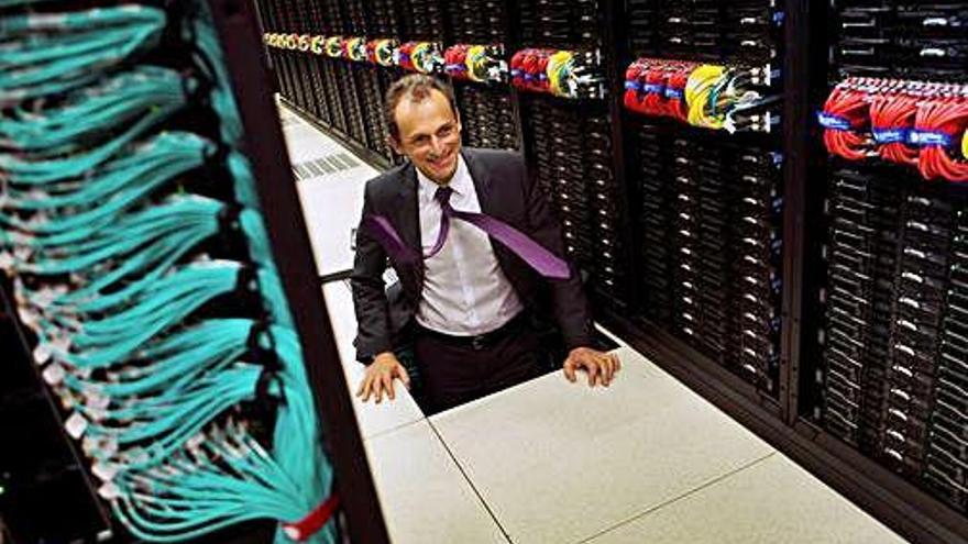 Imatge de Pedro Duque al supercomputador MareNostrum 4.