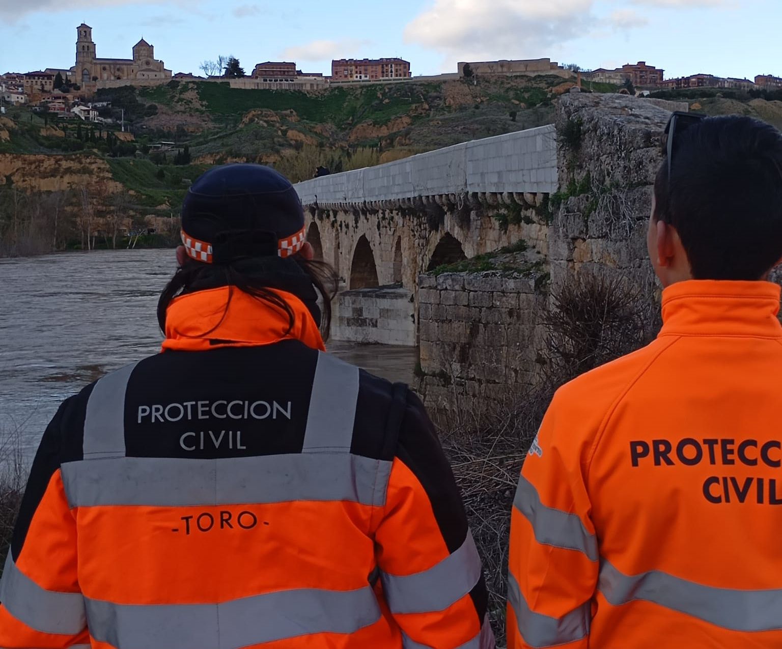 Efectivos de Protección Civil de Toro trabajan en el entorno del río Duero a su paso por la localidad.