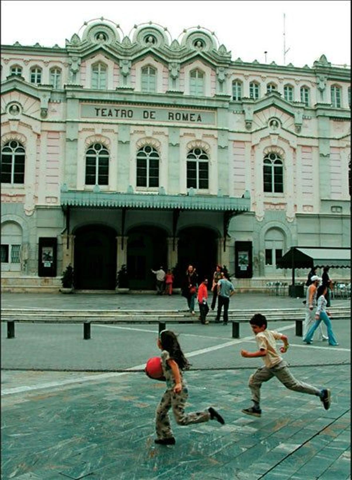 Fachada del céntrico Teatro Romea.