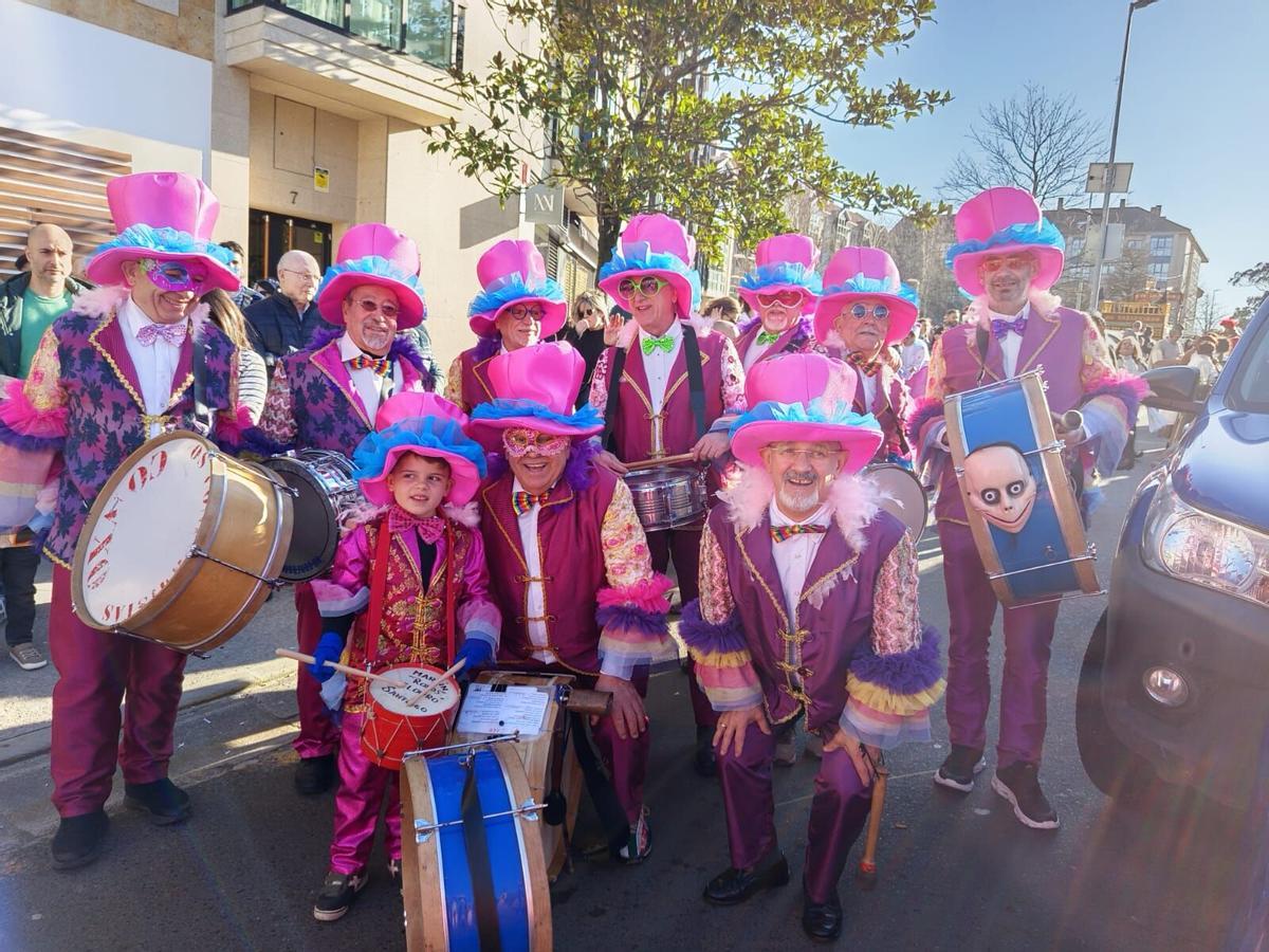 Integrantes de Os Conformistas de Conxo, antes del desfile de Carnaval de 2025