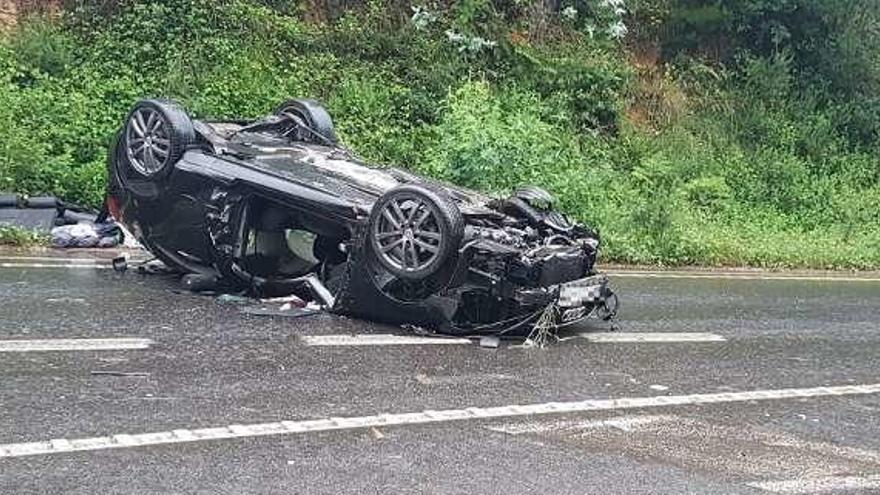 Fallece un conductor de 27 años tras chocar con una tajea y volcar su coche en A Coruña