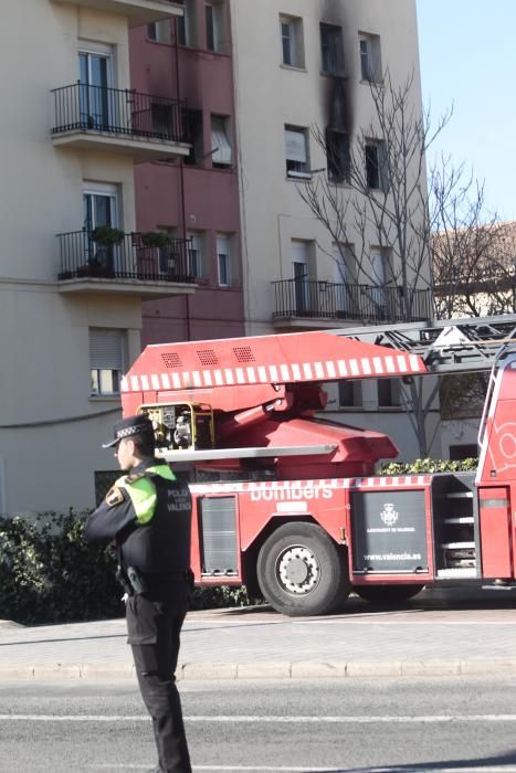 La mujer, de 64 años, trataba de huir del incendio registrado en un tercer piso de un edificio de la Avenida de Aragón