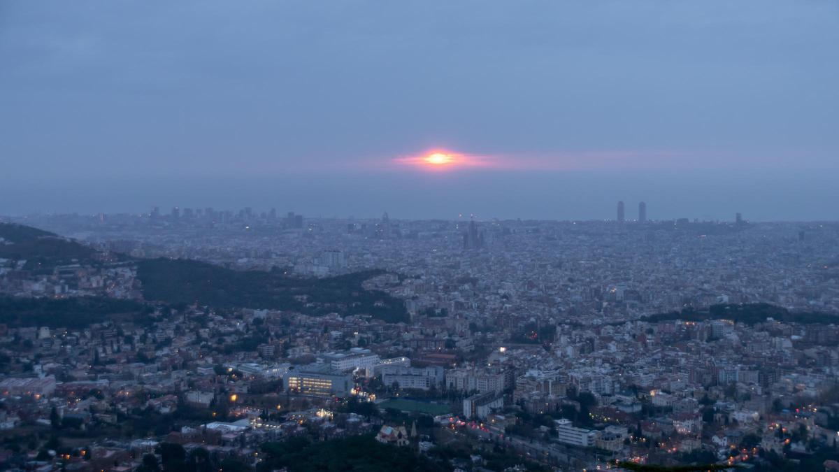 Tímida salida del Sol entre la débil lluvia, en Barcelona, el 9 de febrero del 2024