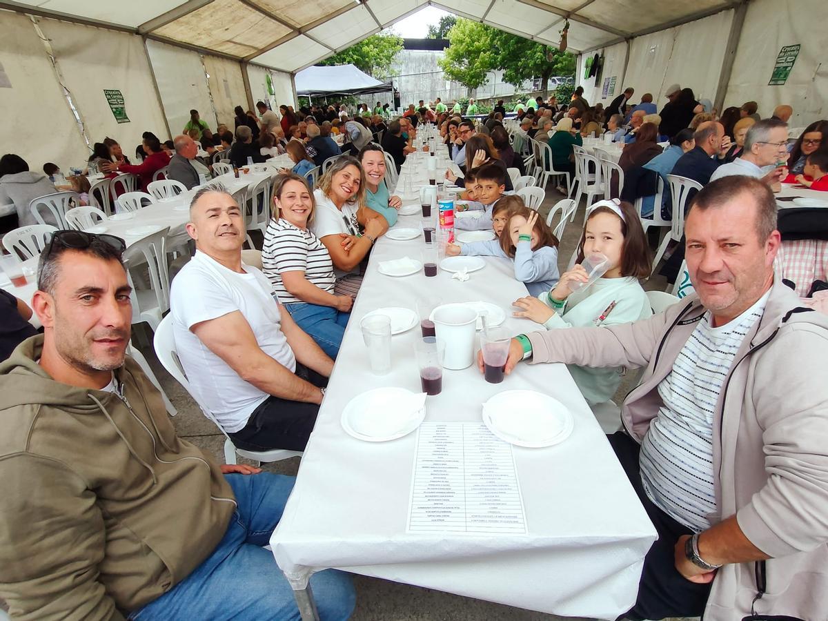 Más de 400 vecinos disfrutan en el Cruceiro da Coruña de la primera sardiñada de la temporada en Santiago