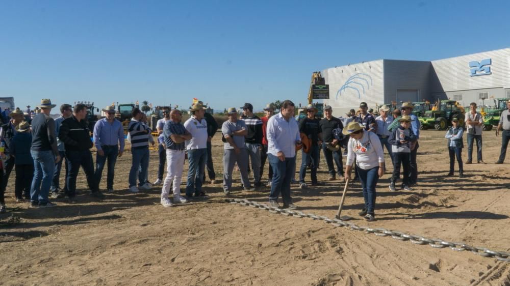 Concurso de lanzamiento de azada y tractores en la