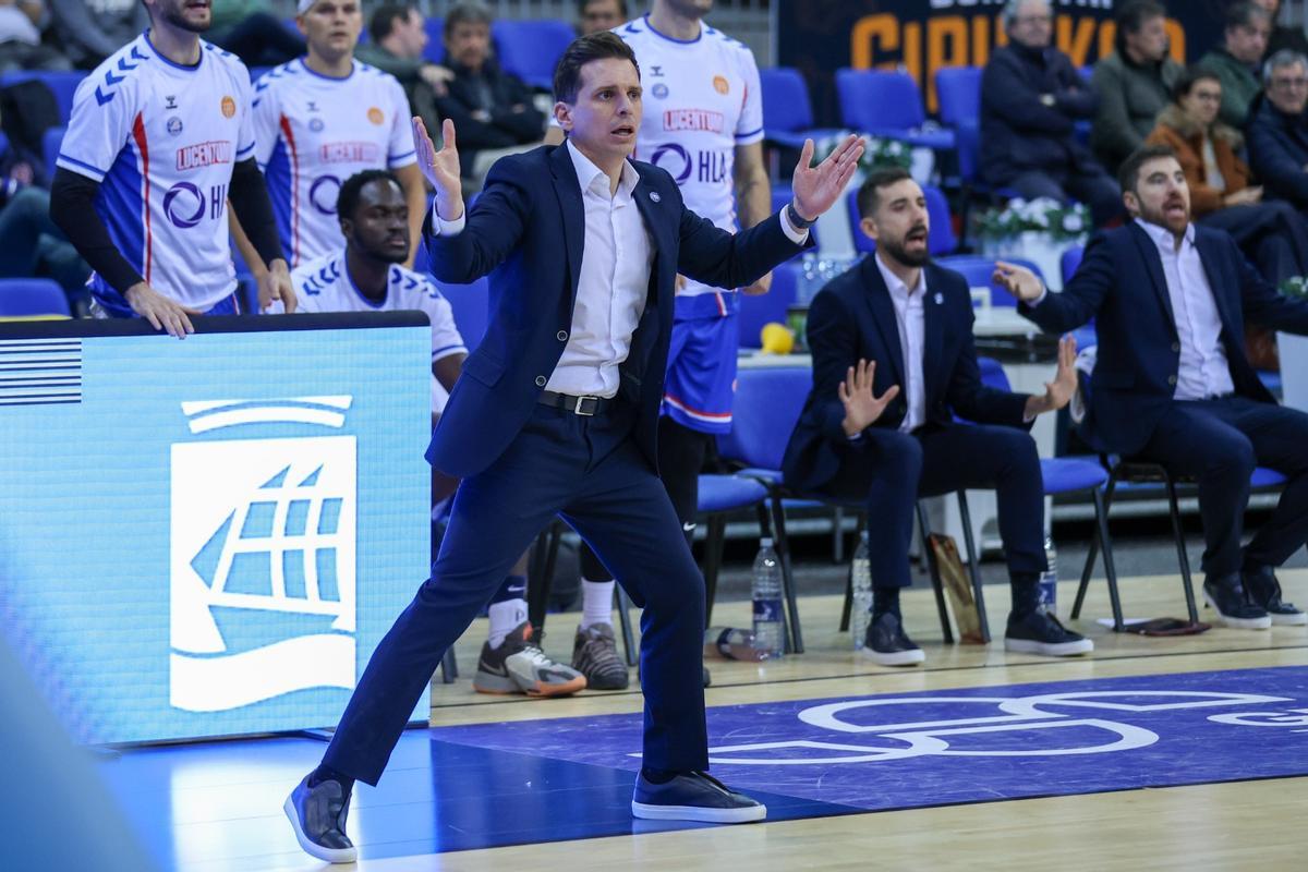 Rubén Perelló no da crédito a lo que observa desde su banquillo en el Amenabar Arena de San Sebastían.