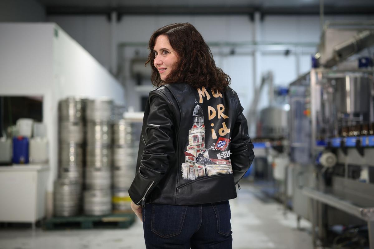 La presidenta de la Comunidad de Madrid, Isabel Díaz Ayuso, durante una visita a la fábrica de Cervezas Chula, en Rivas-Vaciamadrid, este viernes.