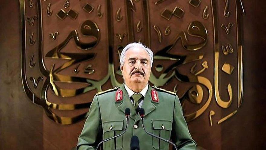 El mariscal Hafter anuncia que toma el control político de Libia