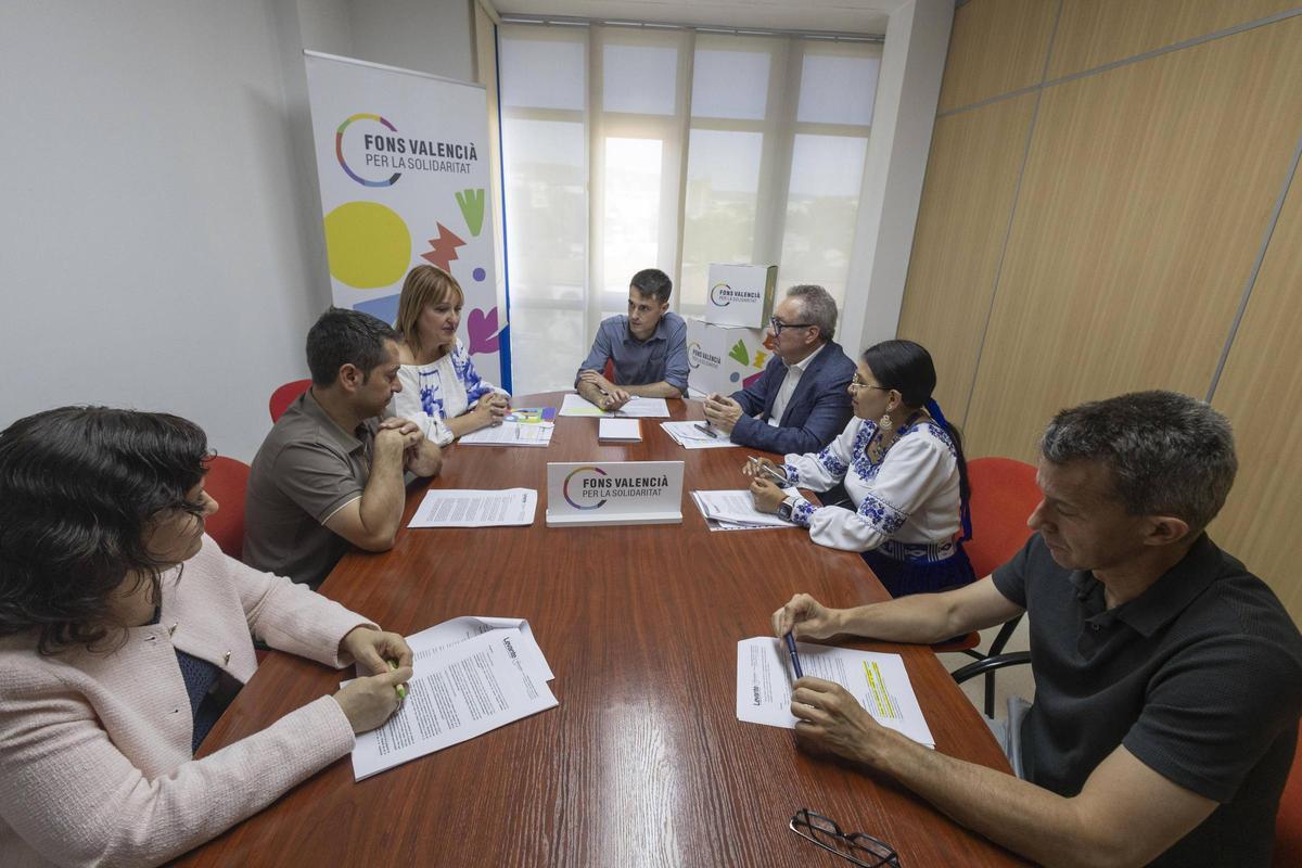 Participantes en el desayuno informativo del Fons Valencià per la Solidaritat y Levante-EMV.