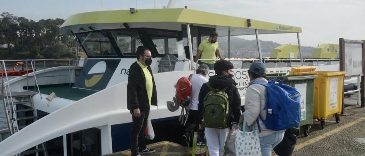 Visitantes cogiendo un barco en Portonovo hacia Ons.   | // RAFA VÁZQUEZ