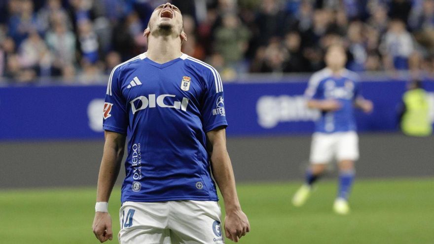 Paraschiv se lamenta de una ocasión fallada en un partido del Oviedo en el Tartiere. | JUAN PLAZA