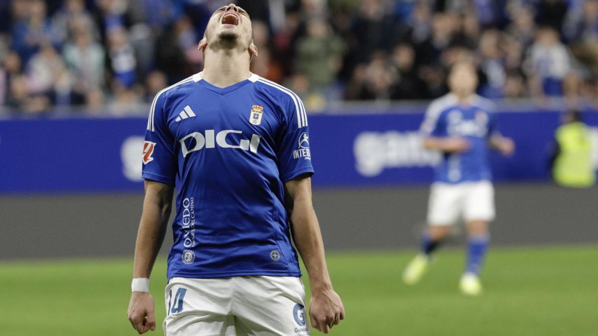 Paraschiv se lamenta de una ocasión fallada en un partido del Oviedo en el Tartiere. | JUAN PLAZA