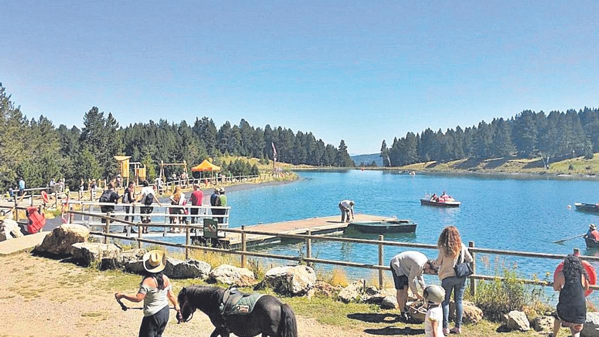Turistes a l&#039;estany de la Molina realitzant activitats durant la campanya d&#039;estiu