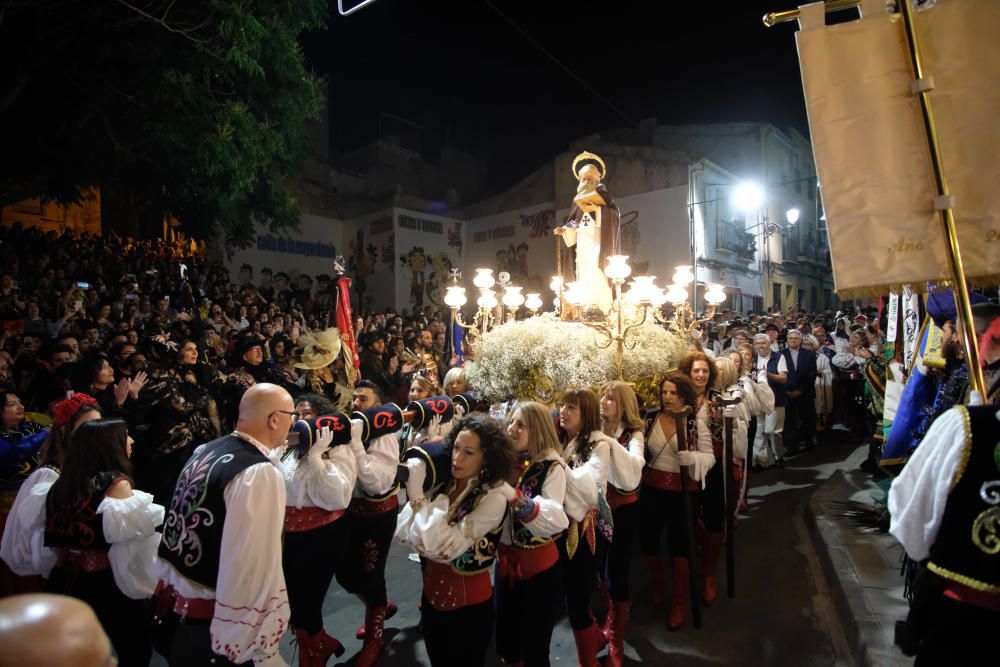 Miles de devotos festeros acompañaron al santo anacoreta en la sobria y tradicional Procesión