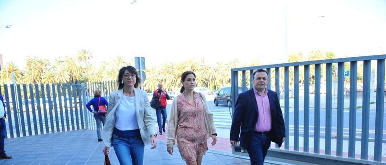 Marga Antón entrando al juzgado acompañada de Patricia Maciá y Ramón Abad