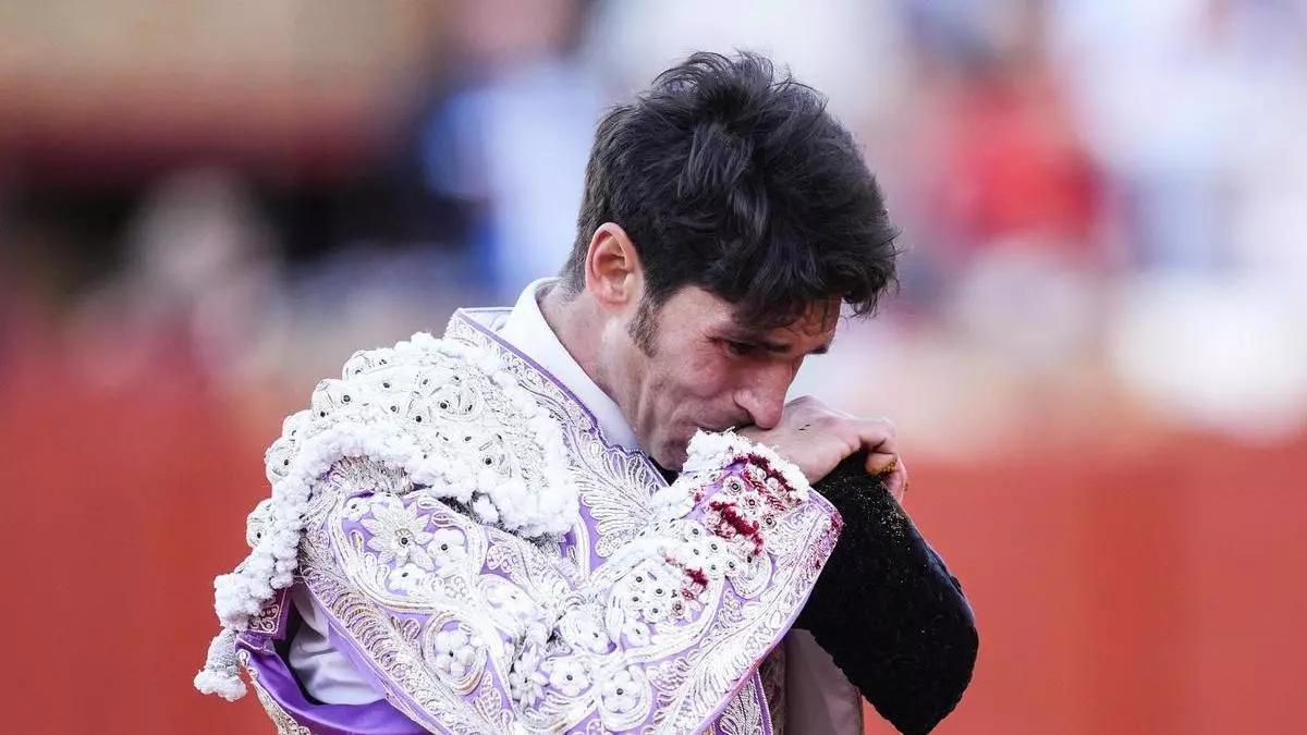 El torero Cayetano Rivera, a 10 de mayo de 2025 en Sevilla, en la décimoquinta de abono en la Real Maestranza de Sevilla.