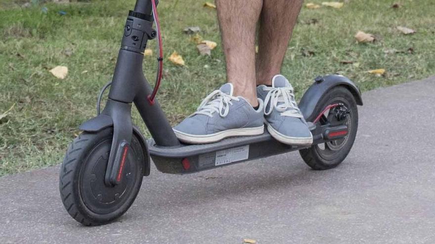 Un menor en patinete se fractura una pierna en una colisión con un coche en Fene