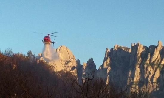 Un incendi crema a la falda de Montserrat.